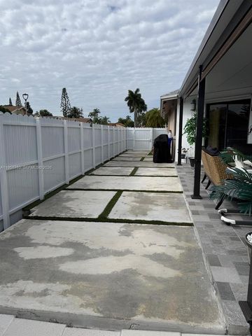 1041 SW 111th Ave, Pembroke Pines, FL 33025