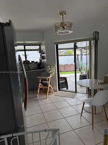 1041 SW 111th Ave, Pembroke Pines, FL 33025