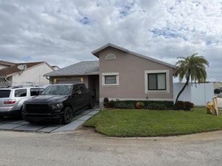 1041 SW 111th Ave, Pembroke Pines, FL 33025