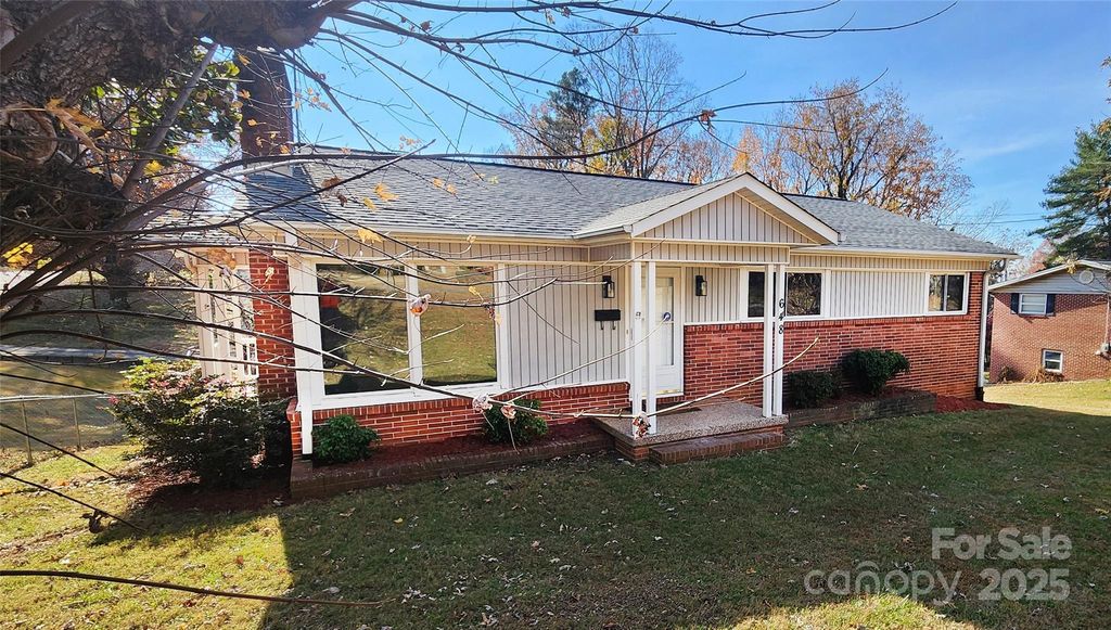 648 7th Avenue SE, Hickory, NC 28602