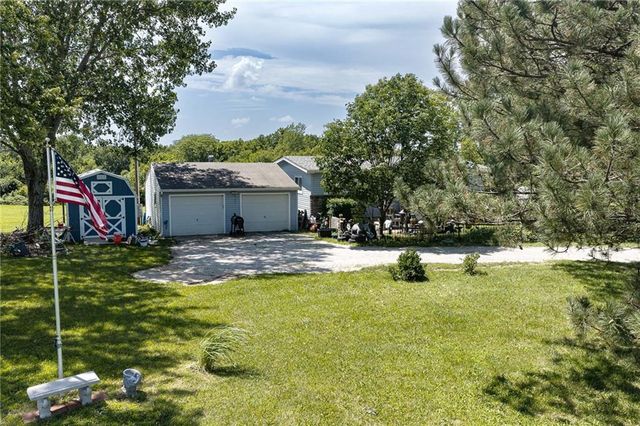 20701 219th Street, Tonganoxie, KS 66086