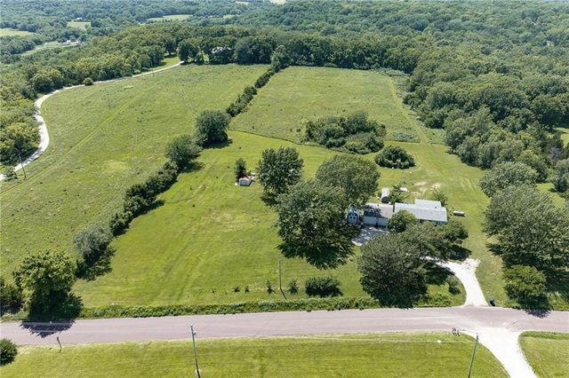 20701 219th Street, Tonganoxie, KS 66086