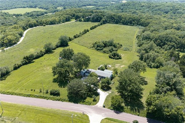 20701 219th Street, Tonganoxie, KS 66086