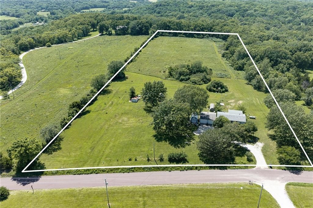20701 219th Street, Tonganoxie, KS 66086