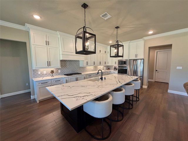 838 Oak Ridge Drive, Angleton, TX 77515