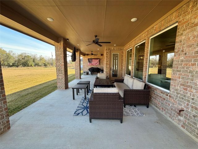 838 Oak Ridge Drive, Angleton, TX 77515