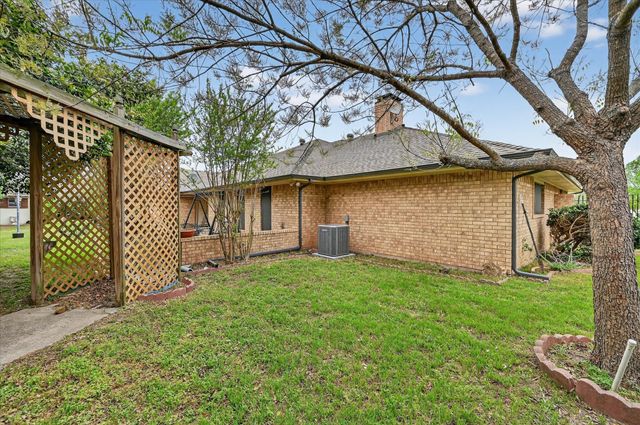 1605 Heather Court, Cleburne, TX 76033