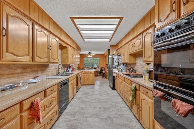 1605 Heather Court, Cleburne, TX 76033