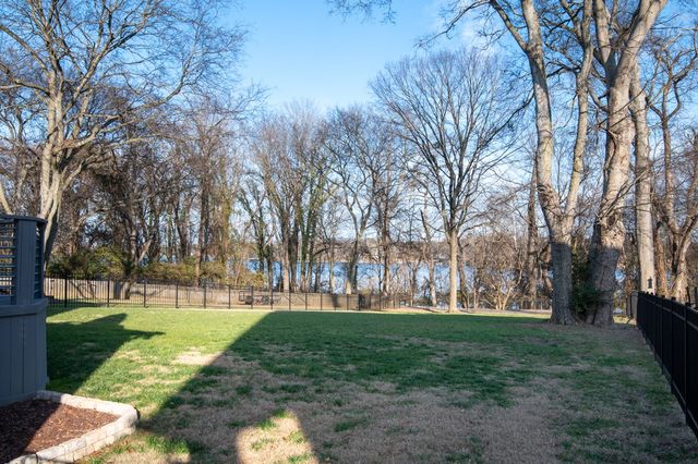 107 Waters Edge Ln, Hendersonville, TN 37075