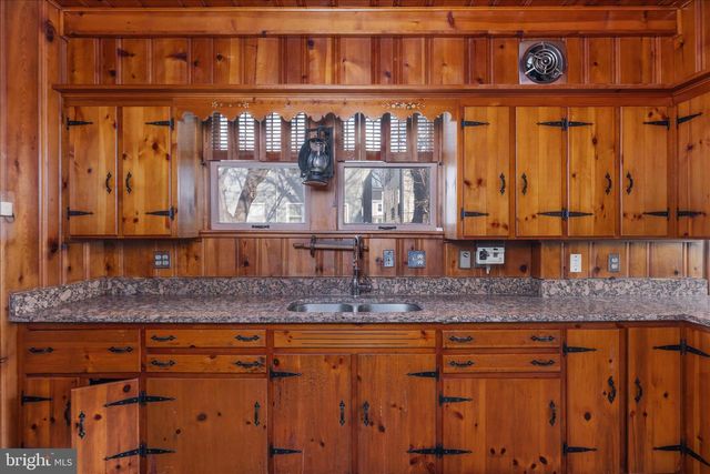 208 PORTER AVE, Martinsburg, WV 25401