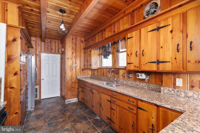 208 PORTER AVE, Martinsburg, WV 25401