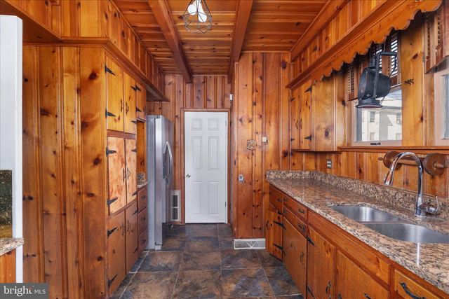 208 PORTER AVE, Martinsburg, WV 25401