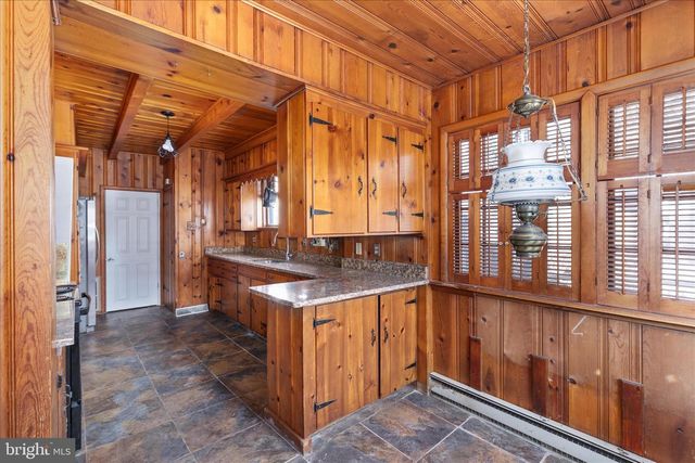 208 PORTER AVE, Martinsburg, WV 25401