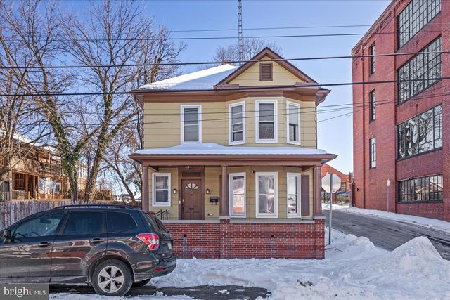 208 PORTER AVE, Martinsburg, WV 25401