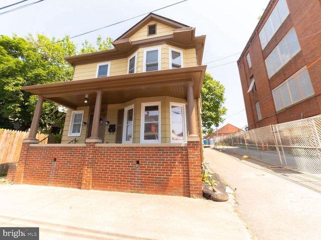 208 PORTER AVE, Martinsburg, WV 25401