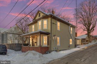 208 PORTER AVE, Martinsburg, WV 25401