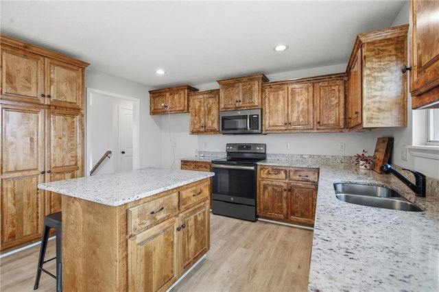 301 NE 192nd Terrace, Smithville, MO 64089
