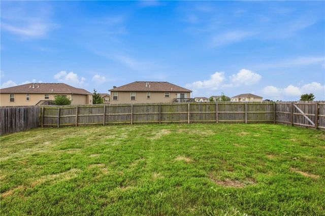 301 NE 192nd Terrace, Smithville, MO 64089