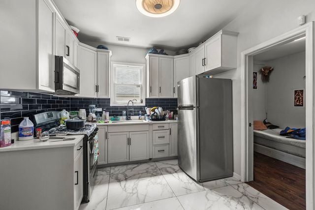 8942 S Baltimore Avenue, Chicago, IL 60617