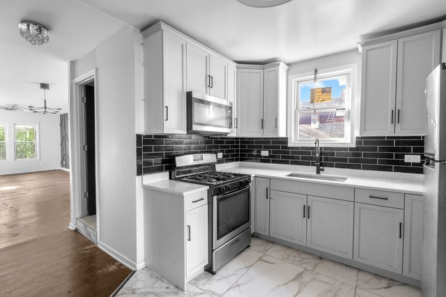 8942 S Baltimore Avenue, Chicago, IL 60617