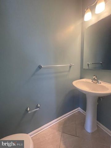 19 SIR THOMAS LN, Newark, DE 19702