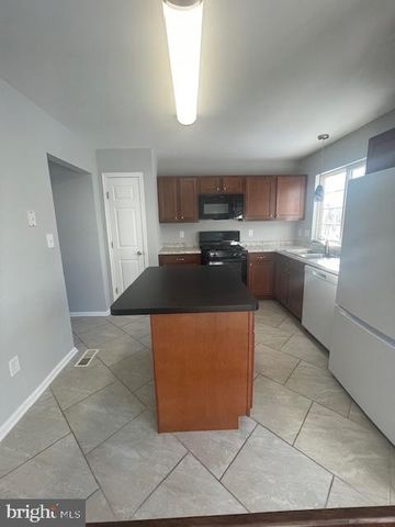 19 SIR THOMAS LN, Newark, DE 19702