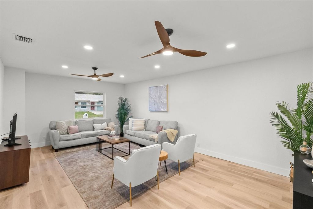 Image 13 of property listing at 2312 22ND AVENUE SW, Largo, FL 33774