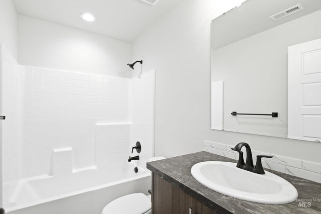 5298 E Phelps Lake Dr, Nampa, ID 83687