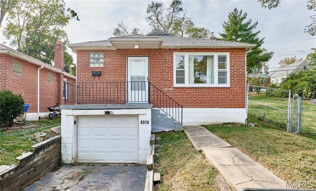 8370 Orchard Avenue, University City, MO 63132