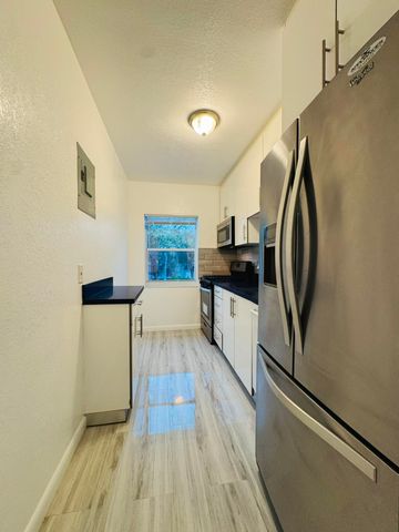 935 8TH Street 18, Miami Beach, FL 33139