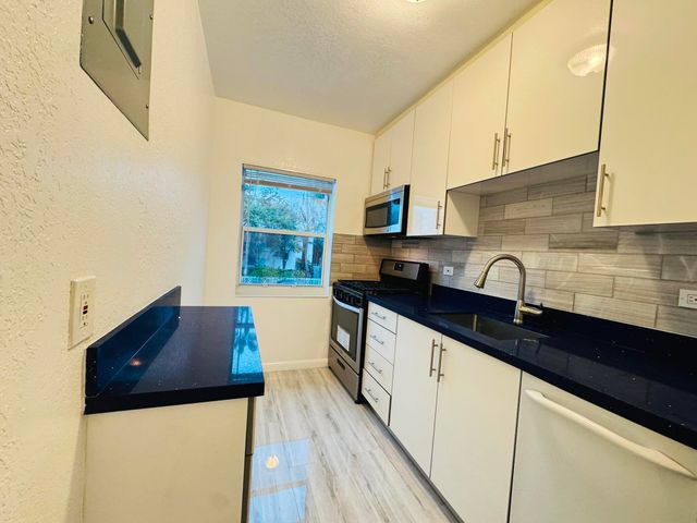 935 8TH Street 18, Miami Beach, FL 33139