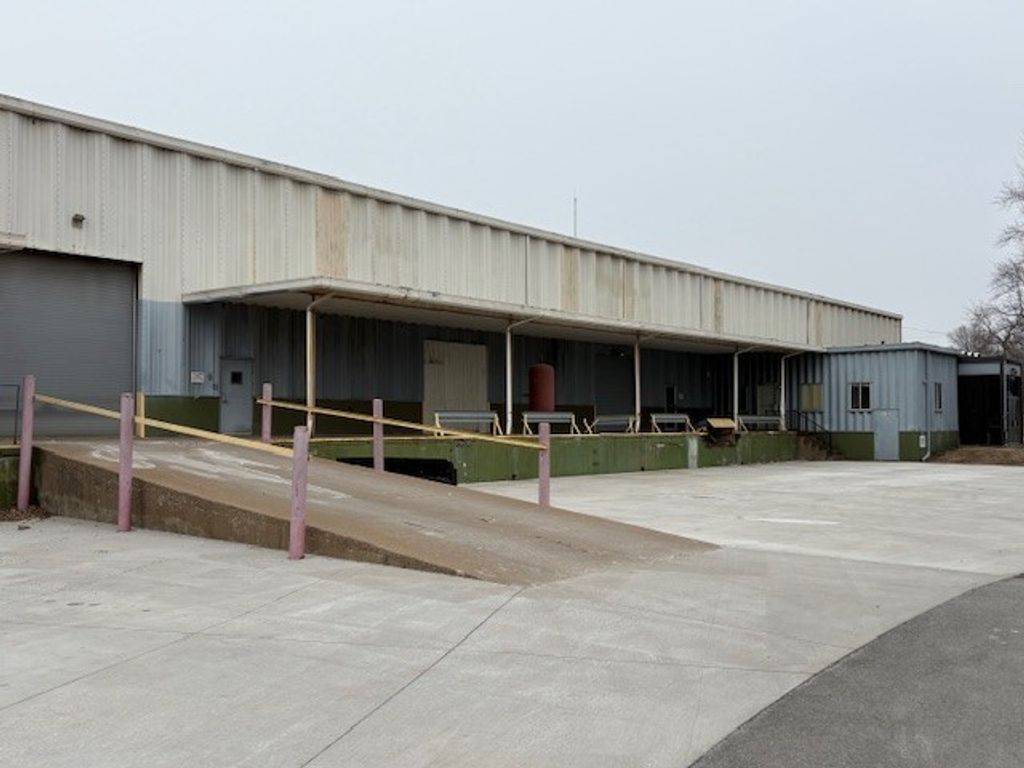 200 S Bellingham Road 1, Bettendorf, IA 52722