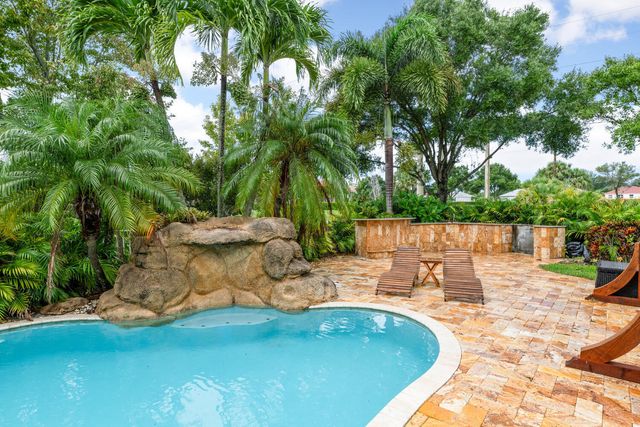 9241 Madewood Court, West Palm Beach, FL 33411