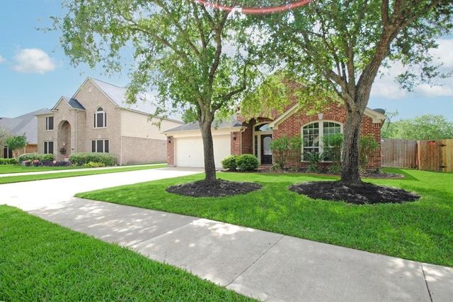 2435 Pioneer Oaks Drive, Fresno, TX 77545