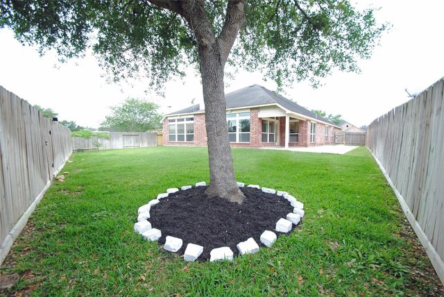 2435 Pioneer Oaks Drive, Fresno, TX 77545