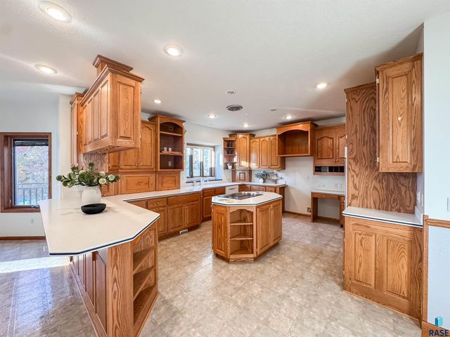 611 E 61st St Street, Sioux Falls, SD 57108