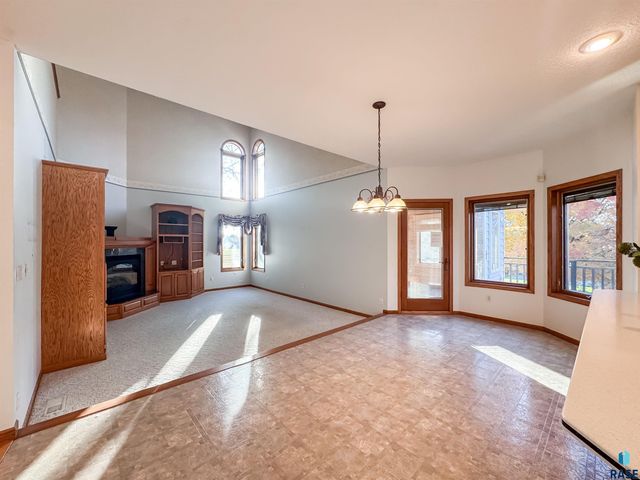 611 E 61st St Street, Sioux Falls, SD 57108