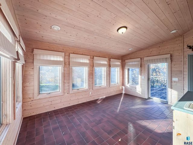 611 E 61st St Street, Sioux Falls, SD 57108