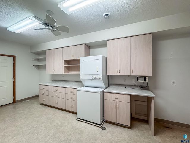 611 E 61st St Street, Sioux Falls, SD 57108