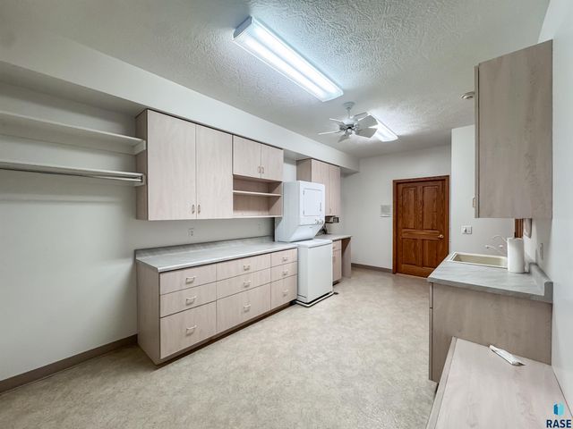 611 E 61st St Street, Sioux Falls, SD 57108