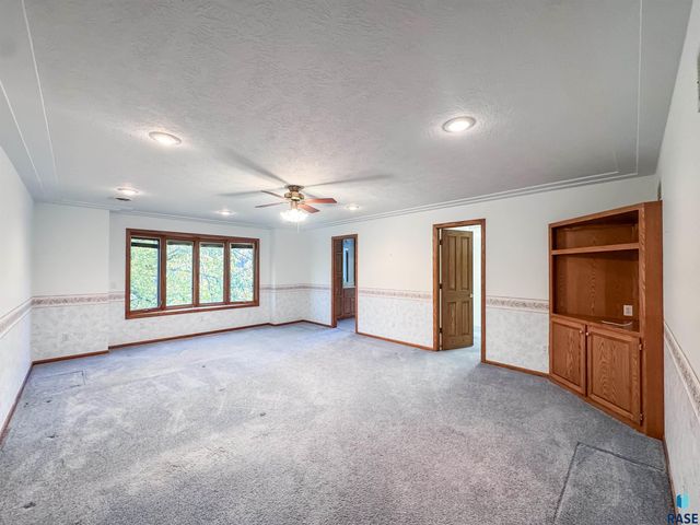 611 E 61st St Street, Sioux Falls, SD 57108