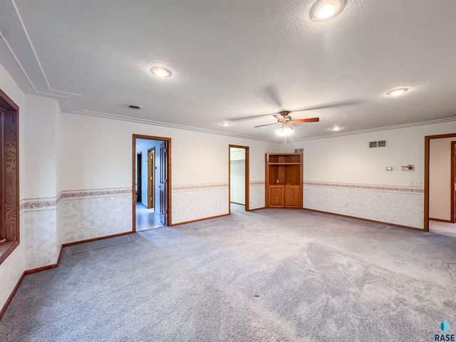 611 E 61st St Street, Sioux Falls, SD 57108