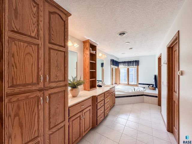 611 E 61st St Street, Sioux Falls, SD 57108