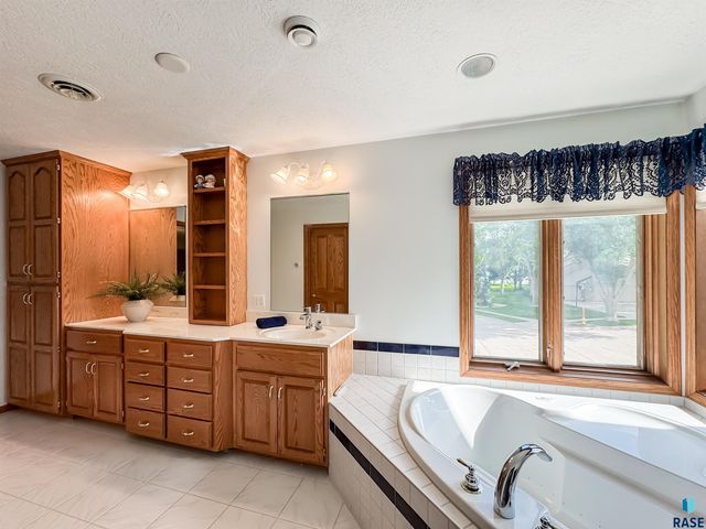 611 E 61st St Street, Sioux Falls, SD 57108