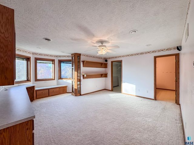 611 E 61st St Street, Sioux Falls, SD 57108