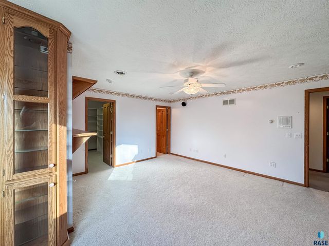 611 E 61st St Street, Sioux Falls, SD 57108