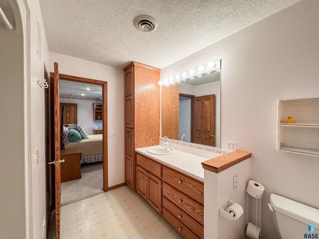 611 E 61st St Street, Sioux Falls, SD 57108