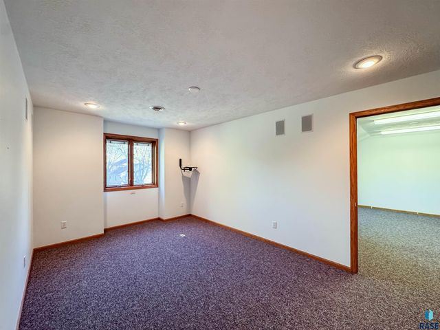 611 E 61st St Street, Sioux Falls, SD 57108