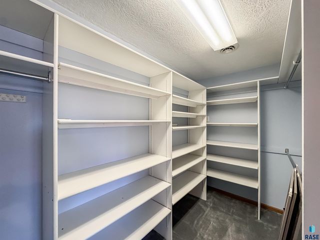 611 E 61st St Street, Sioux Falls, SD 57108