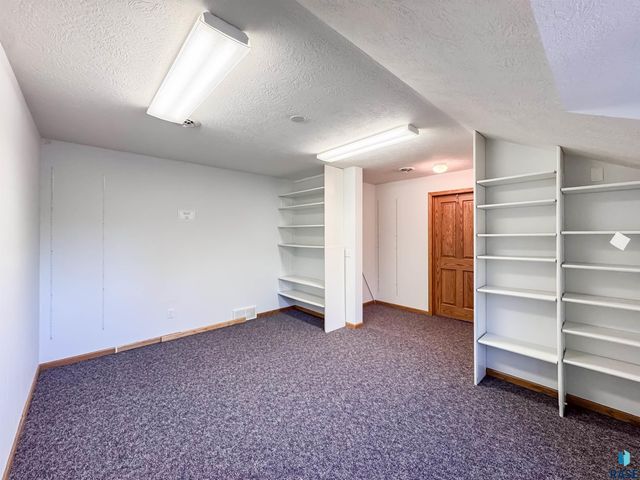 611 E 61st St Street, Sioux Falls, SD 57108